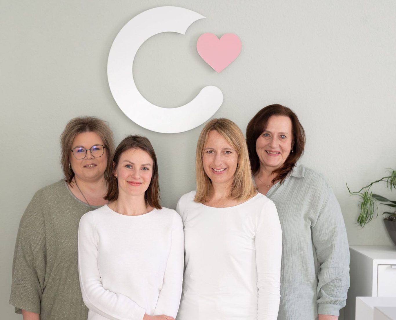Dr. med. Elisa Carolus Frau Dr. Carolus. Lächelnde Frau mit langen blonden Haaren in einem hellen Raum.